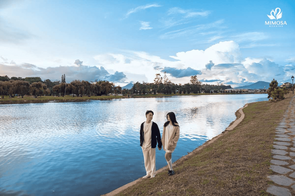 Cung đường ven hồ với hàng thông thẳng tắp là góc chụp mang đến vẻ đẹp thơ mộng (Nguồn: Mimosa Wedding)